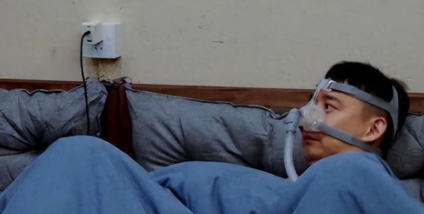 豪极资本 钱再多有什么用？53岁黄磊呼吸暂停，何炅也哭诉，孙红雷说的没错